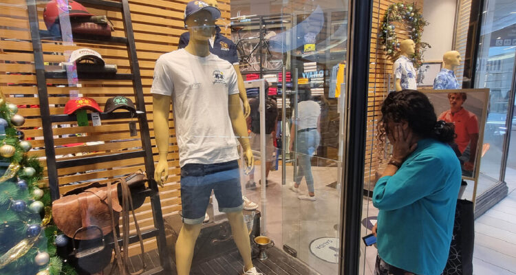 mujer observando una tienda de ropa (foto contexto ventas retail)