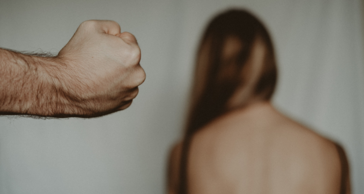 ¿Por qué es tan difícil romper el círculo de la violencia en la pareja? Psicólogos explican la causa