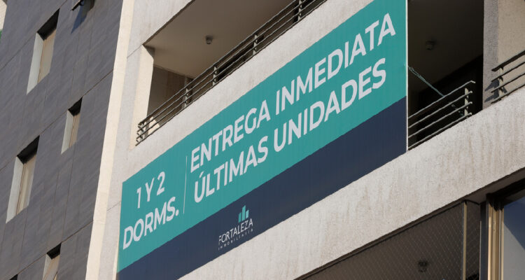 Un cartel de “Entrega Inmediata” de departamentos en venta