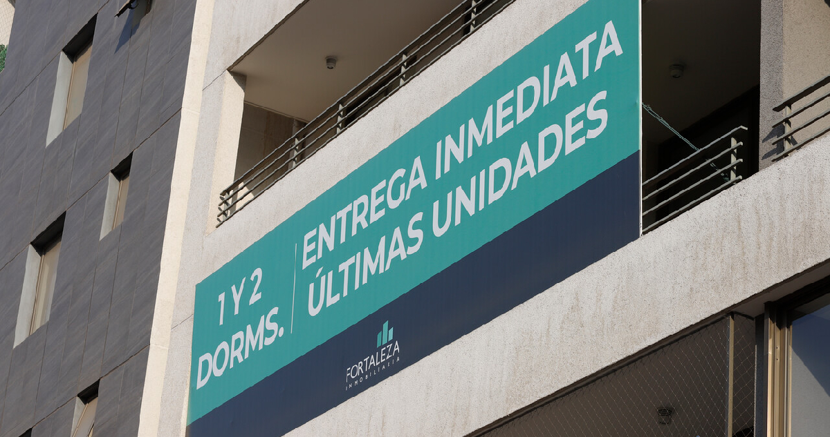 Un cartel de “Entrega Inmediata” de departamentos en venta