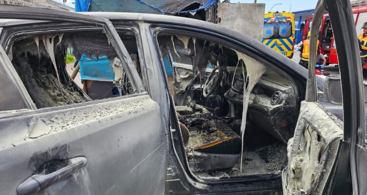 auto incendiado en Santiago Centro
