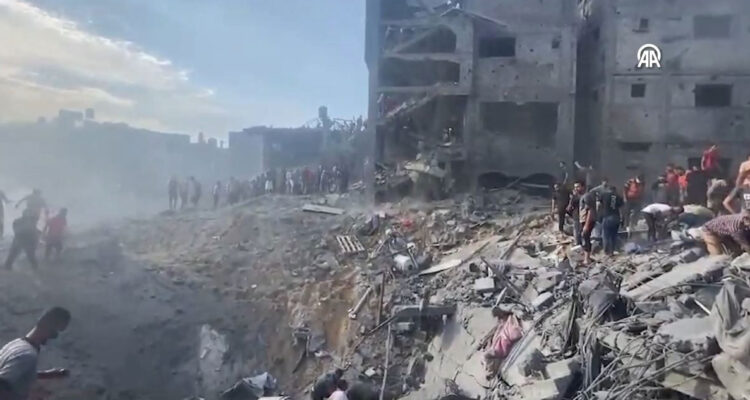 Suben a 195 los muertos y 777 heridos por bombardeos en campo de refugiados de Yabalia, según Hamás