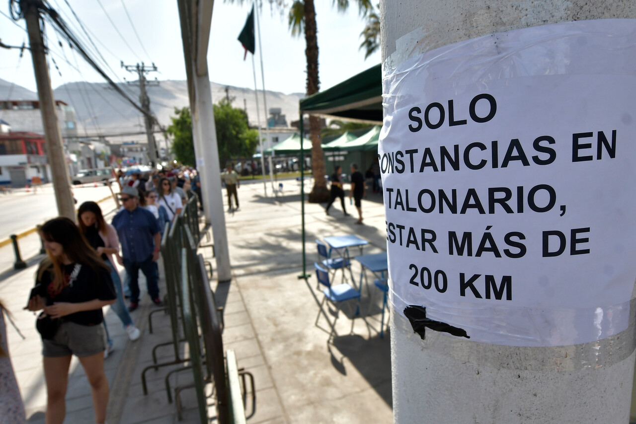 Largas filas de personas que llegan a excusarse en la Primera Comisaría de Iquique, durante el Plebiscito Constitucional 2023