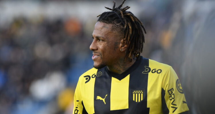 Abel Hernández se cae en Colo Colo