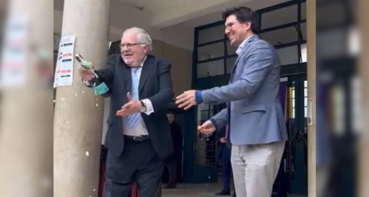 Abogado aprobó su examen de grado luego de 45 años