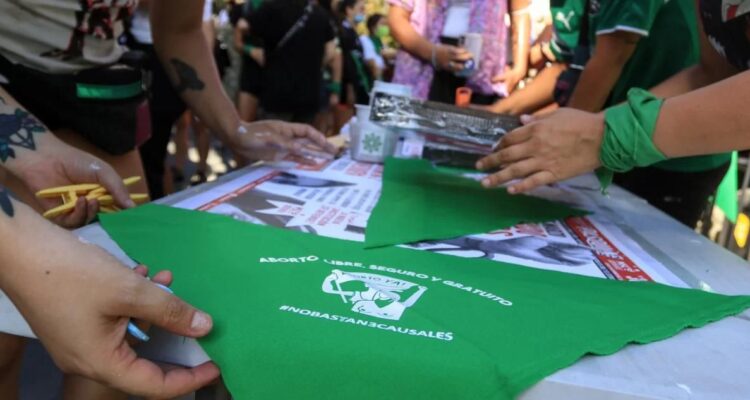 62 mujeres lideradas por Bachelet firman carta y advierten un “retroceso” en aborto en 3 causales