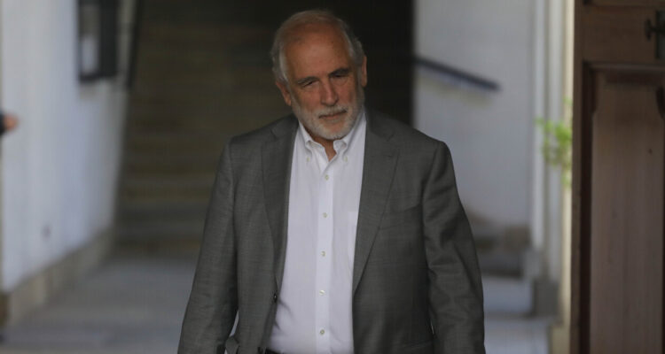 AC contra Montes: Las dudas de Chile Vamos y el complejo panorama que enfrenta el cuestionado ministro