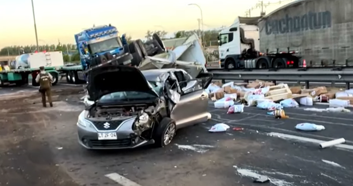 Dos camiones y un auto protagonizan grave accidente en Ruta 5 altura San Bernardo