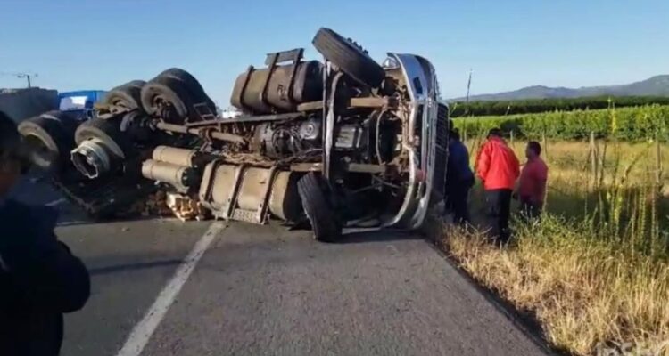 Volcamiento de camión genera corte en la Ruta 5 en dirección al sur a la altura de Molina