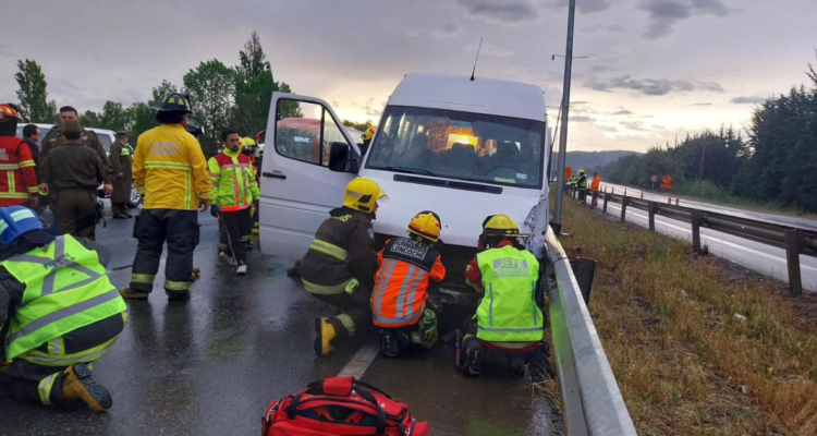 Imagen que muestra el furgón que protagonizó un fatal accidente en la Ruta 5 Sur a la altura de Lanco Viejo.