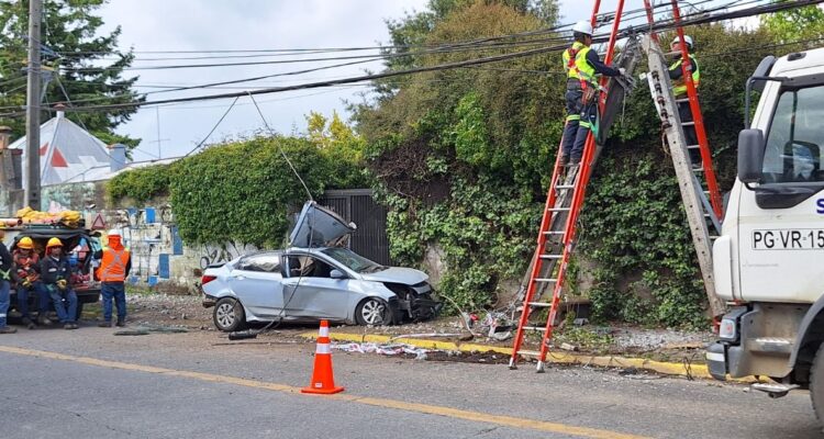 Un fallecido y 3 heridos deja accidente en Valdivia: conductor chocó con poste de alumbrado público