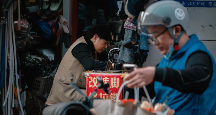 Una mujer trabajando en su tienda callejera en China
