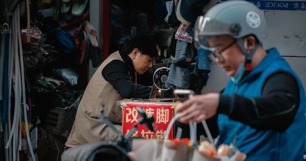 Una mujer trabajando en su tienda callejera en China
