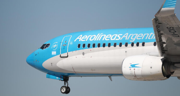 Fotografía de un avión de Aerolíneas Argentinas, en el aeropuerto de Buenos Aires (Argentina)