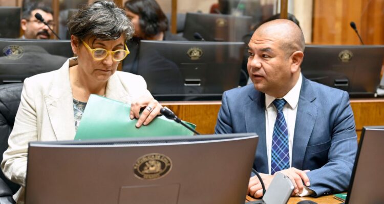 Los nudos que mantienen trabada la ley corta para que isapres puedan devolver excedentes a usuarios