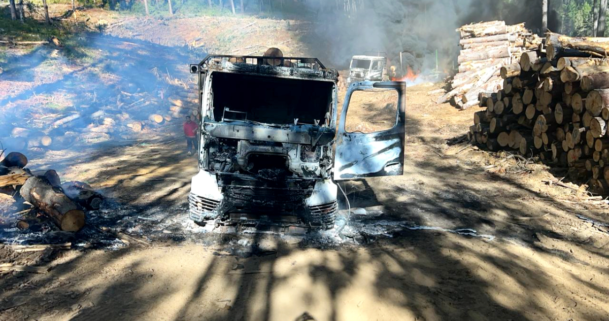 Al menos cuatro camiones y dos maquinarias forestales quemadas deja ataque incendiario en Contulmo