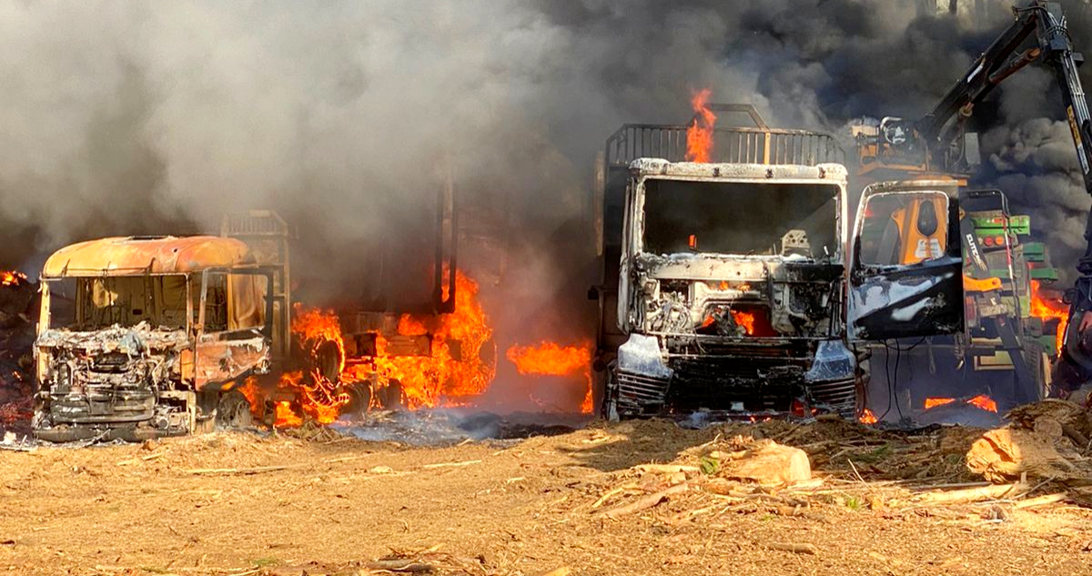 Al menos cuatro camiones y dos maquinarias forestales quemadas deja ataque incendiario en Contulmo
