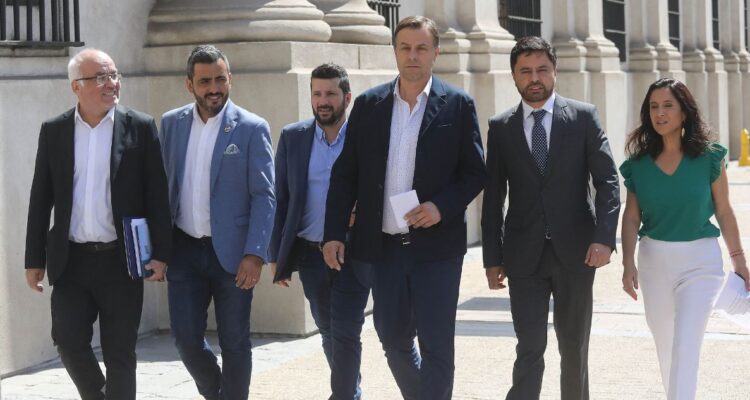 Crisis de seguridad: alcaldes llegan a La Moneda para reunirse con Monsalve tras muerte de niño