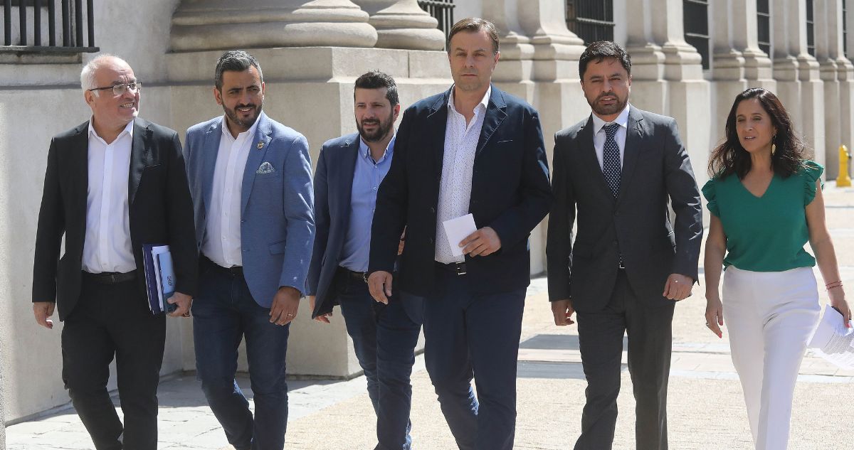 Crisis de seguridad: alcaldes llegan a La Moneda para reunirse con Monsalve tras muerte de niño