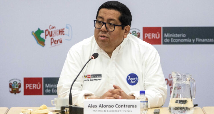 El ministro de Economía y Finanzas de Perú, Alex Contreras, ofrece una rueda de prensa con la Asociación de Prensa Extranjera en el Perú (APEP)