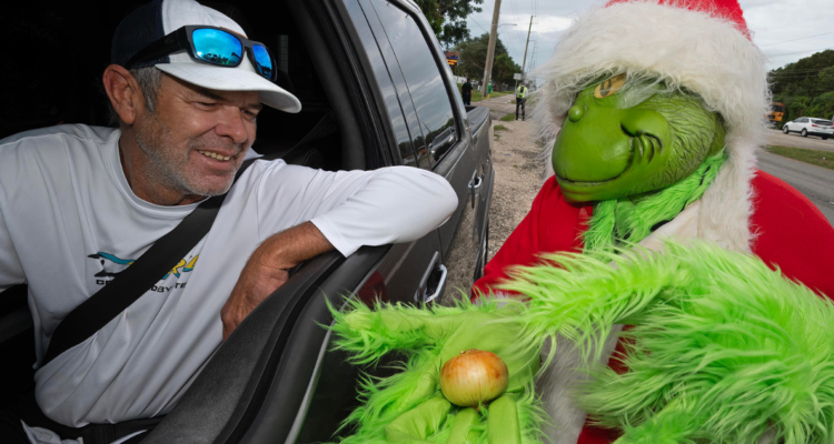 ¿Multa o cebolla?: Alguacil se viste de Grinch y ofrece “olorosa” alternativa a infractores en EEUU