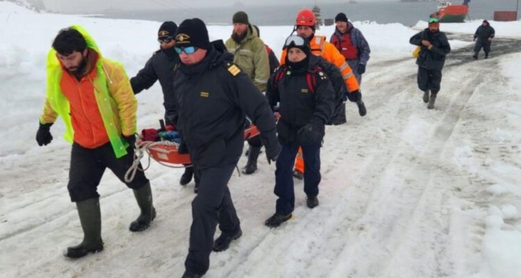Tripulante sufre accidente en Oceáno Antártico y fue evacuado gracias a efectivos de la Armada