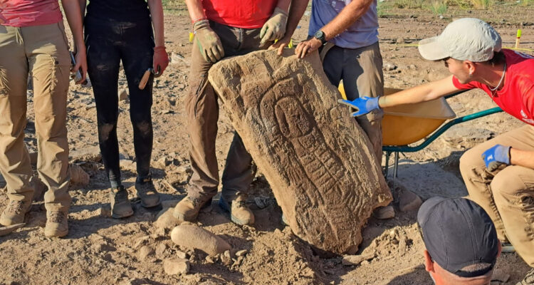 Arqueólogos hallan antigua losa funeraria en España que podría romper con roles de género de la época