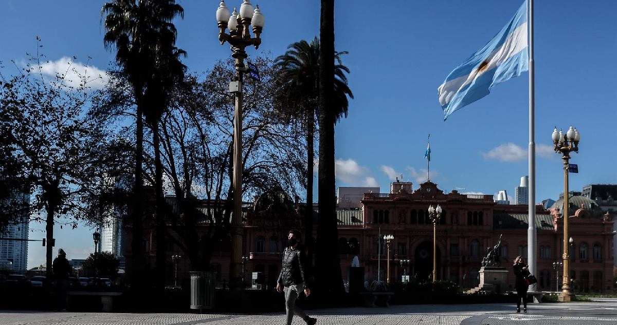 Una persona camina frente a la Casa Rosada, en Buenos Aires (Argentina), tras el anuncio de la extensión de la cuarentena obligatoria debido a la pandemia de COVID-19.