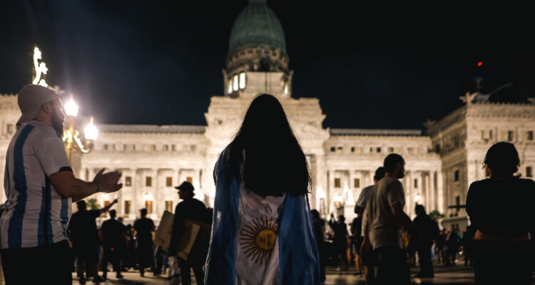 Docenas de personas participan el pasado 20 de diciembre en una manifestación contra las medidas anunciadas por el presidente Javier Milei, frente al Congreso de la Nación en Buenos Aires (Argentina)
