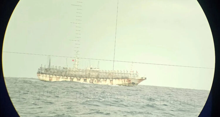 Armada despliega submarino para monitorear pesqueros ilegales de China y Rusia en Isla Juan Fernández