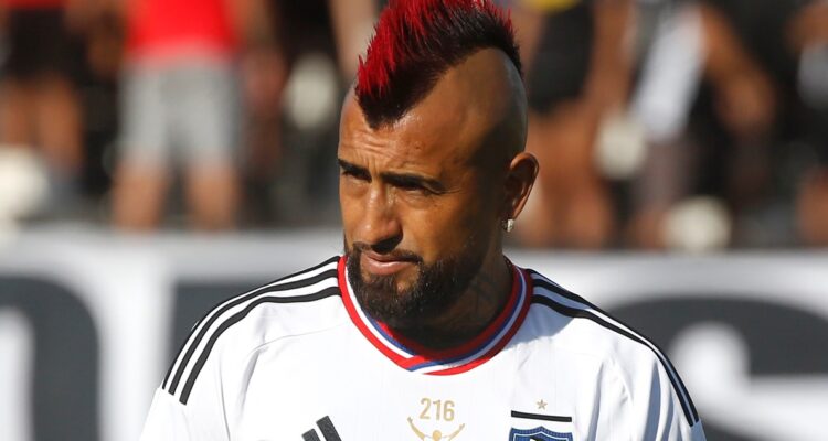 Arturo Vidal sigue lejos de volver a Colo Colo.