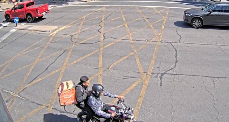 Video: Sujeto asalta con arma a extranjeros en Las Condes y huye en moto Rappi que lo esperaba