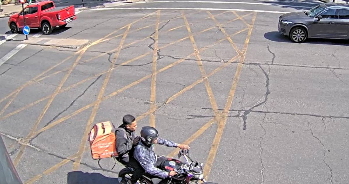 Video: Sujeto asalta con arma a extranjeros en Las Condes y huye en moto Rappi que lo esperaba
