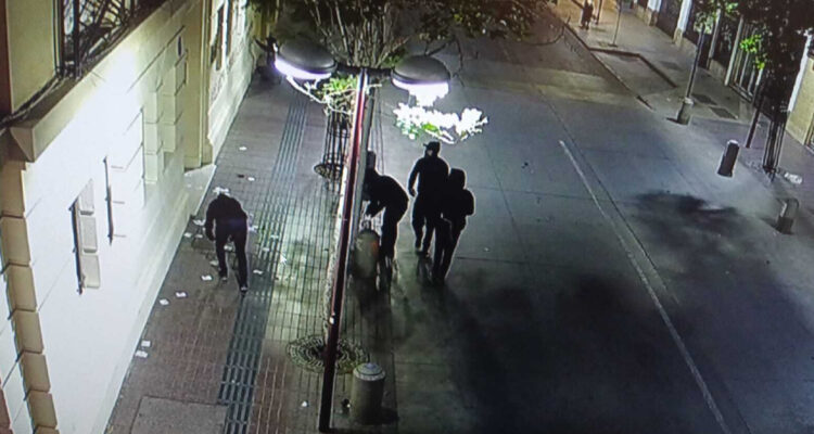 Cámaras captan ataque de desconocidos a la Embajada de Argentina en Santiago