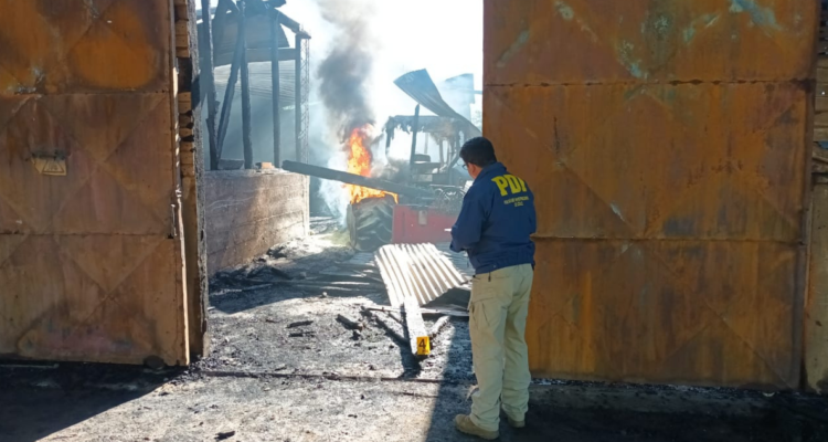 Encapuchados queman y destruyen nueve maquinarias al interior de fundo en Vilcún