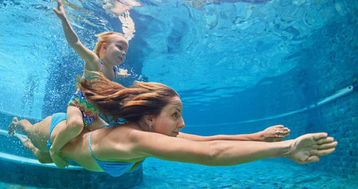 Abrir los ojos bajo el agua de piscina o mar es más peligroso de lo que crees: estos son los riesgos