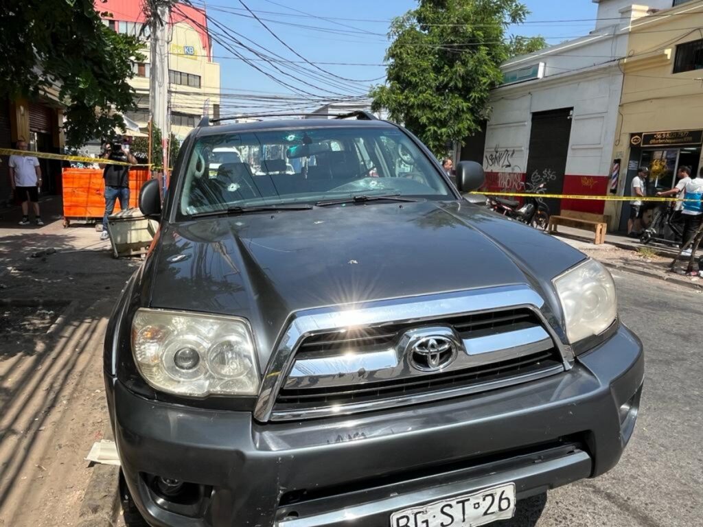 Encuentran vehículo con alrededor de 40 disparos en Santiago