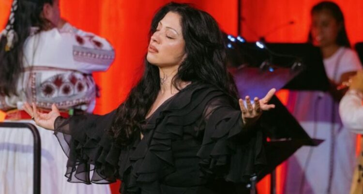 “Autopoiética” de Mon Laferte es destacado por revista Time como uno de los discos latinos del año