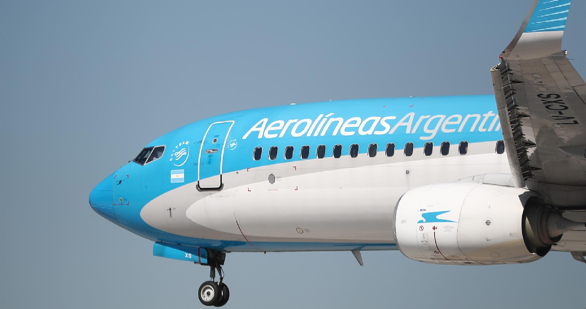 Fotografía de la parte del ala y zona delantera de un avión de Aerolíneas Argentinas