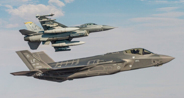 Dos aviones, un F-16 y un F-35, volando cerca el uno del otro