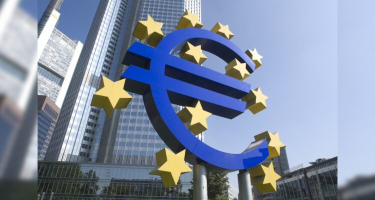 Logo del euro frente a la Eurotower en Frankfurt, Alemania