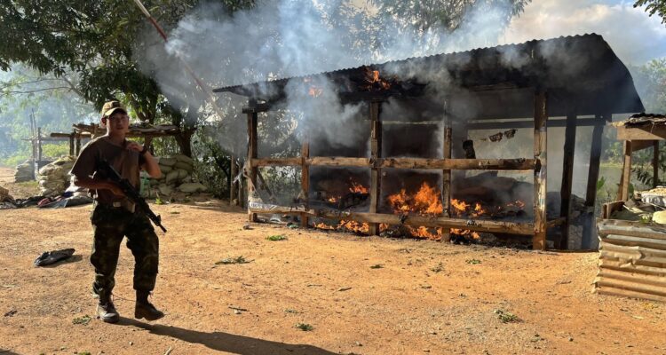 Un soldado del KNLA pasa junto a un puesto militar destruido cerca de Loikaw en noviembre