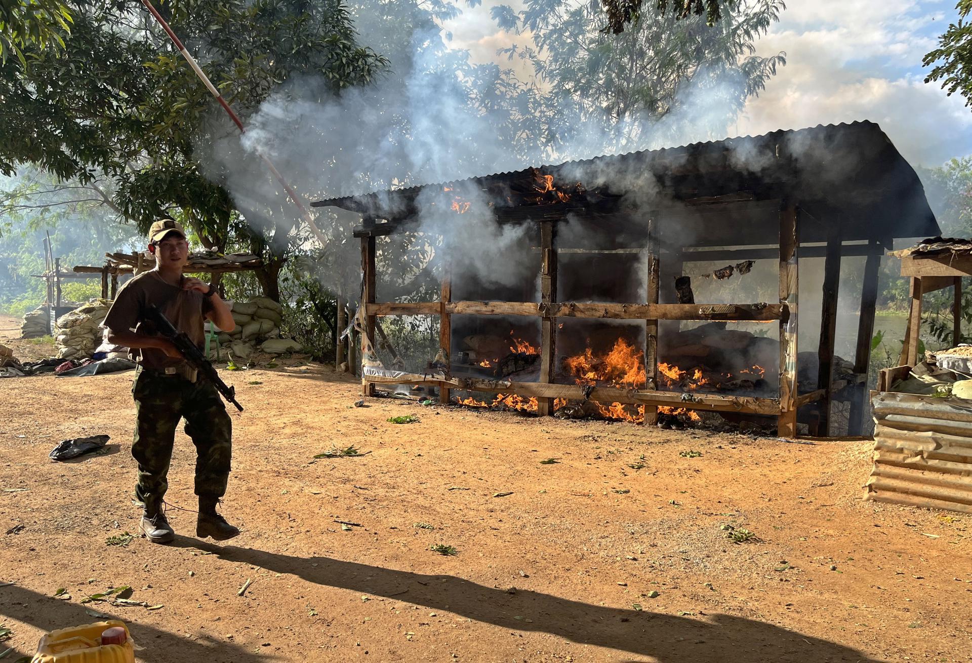 Un soldado del KNLA pasa junto a un puesto militar destruido cerca de Loikaw en noviembre