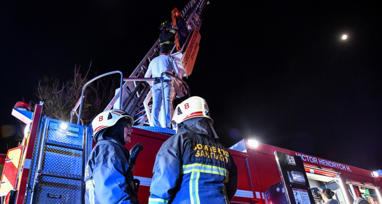 Bomberos de Santiago, la institución que mayor confianza infunde según la encuesta Criteria.
