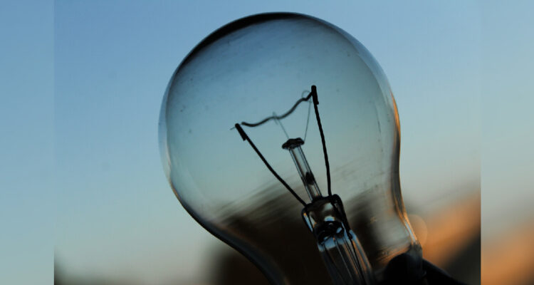 Una fotografía de contexto con una bombilla eléctrica