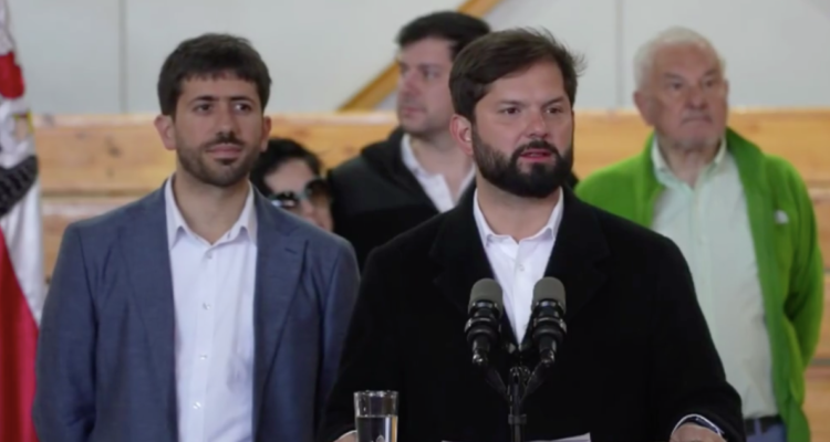 Boric vota en Punta Arenas y afirma que el resultado del Plebiscito no alterará la agenda del Gobierno