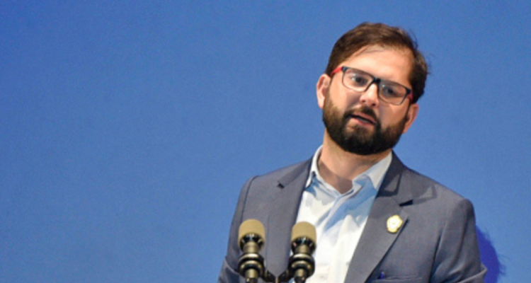 Imagen del presidente Boric mirando a alguien durante una conferencia de prensa.
