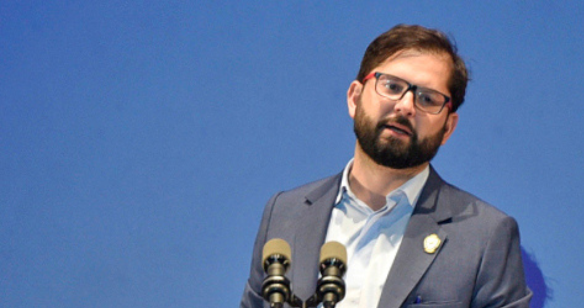 Imagen del presidente Boric mirando a alguien durante una conferencia de prensa.