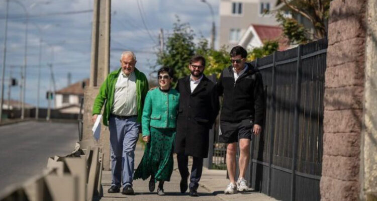 Roban regalos en casa de padres de pdte. Boric en Punta Arenas: eran para recolectores de basura