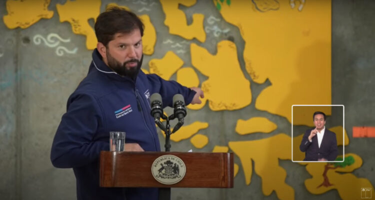 Presidente Boric pide corregir mapa de Magallanes durante actividad recordando conflicto con Argentina